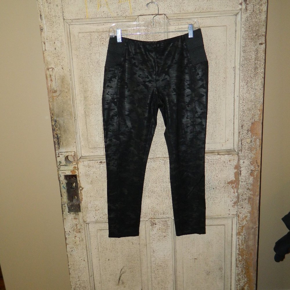 Baccini Cropped Camo Leggings Pants Size M (W-38)
